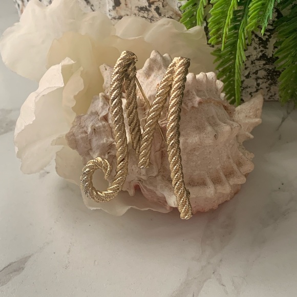 Vintage BSK "M" gold tone brooch. - Picture 4 of 5